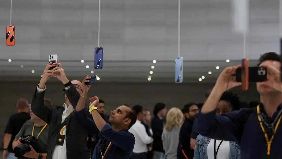 iPhone 17 Tanıtıldı: Fiyatlar Şaşırttı, Apple'dan 3 Bin 499 TL'lik 'Çapraz Askı' Sürprizi