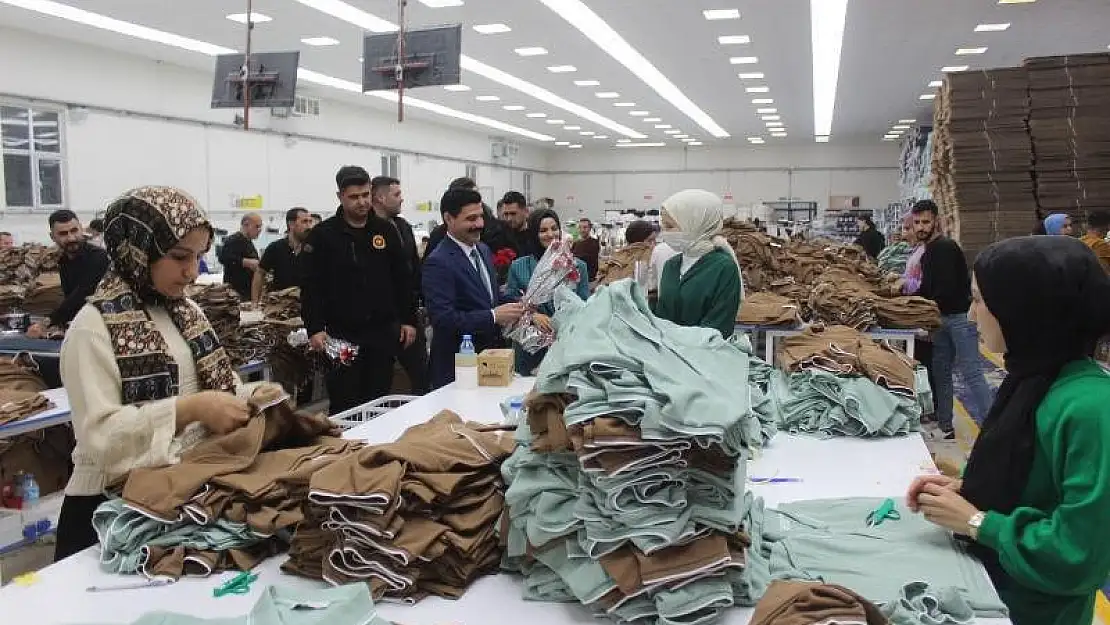 Kaymakam Bağlı, Tekstil Fabrikasını Ziyaret Ederek, Kadınların Gününü Kutladı