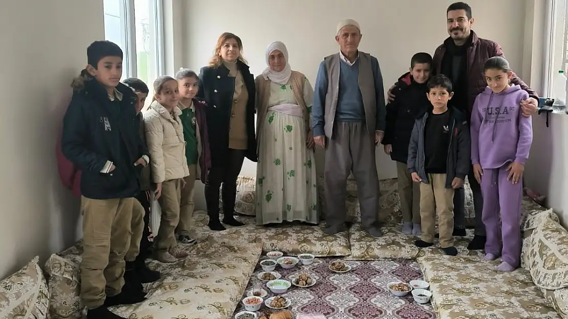 Minik Yüreklerden Yaşlılara Ziyaret