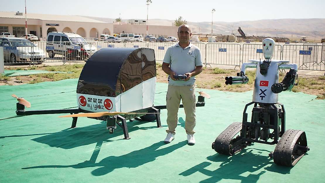 Siirt Baykanlı Burhan Canpolat, Kendi İmkânlarıyla Geliştirdiği Uçan Araba ve Robot Askeri TEKNOFEST'te Sergiliyor