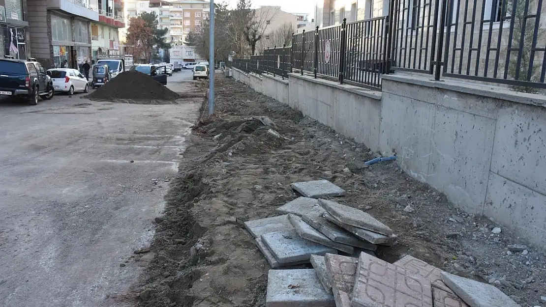 Siirt Belediyesi Fen İşleri Müdürlüğü, Kaldırım Taşı Çalışmalarına Devam Ediyor