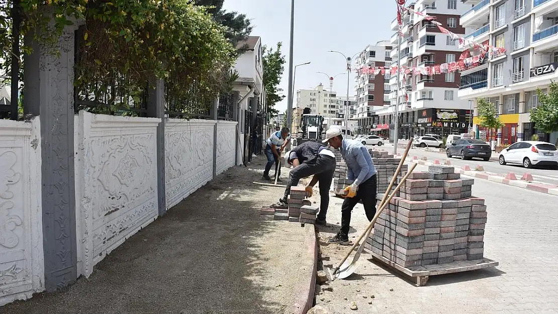 Siirt Belediyesi Kilit Parke Döşeme ve Kaldırım Yenileme Çalışmalarına Devam Ediyor