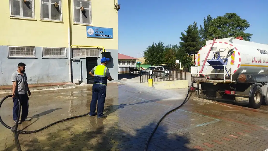 Siirt Belediyesi'nin, Okul Bahçelerindeki Temizlik Çalışmaları Devam Ediyor