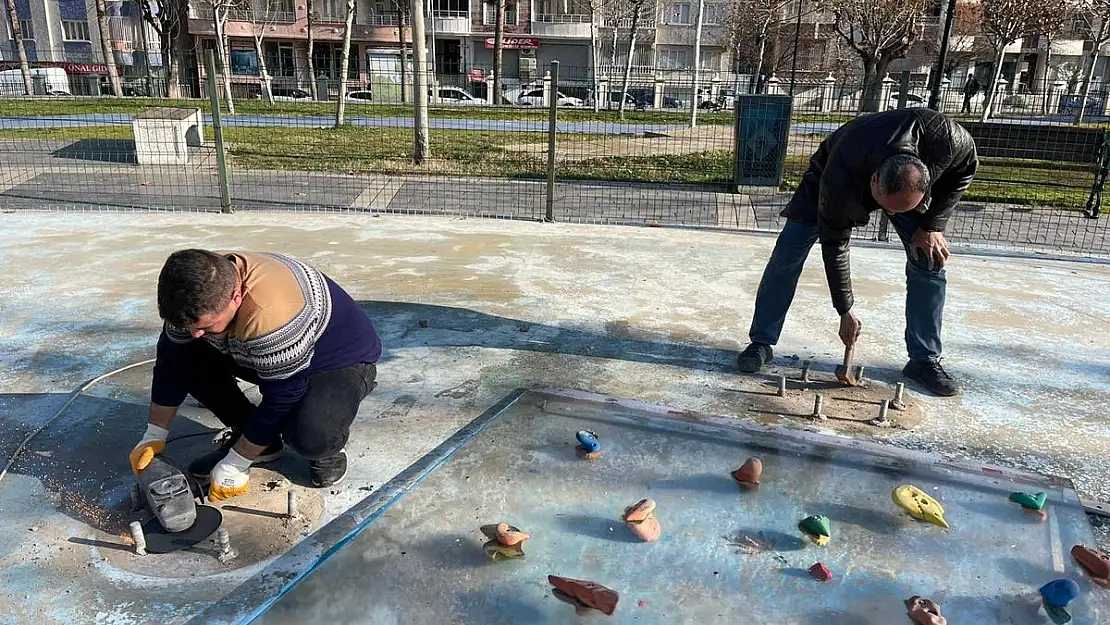 Siirt Belediyesi'nden Parklardaki Oyun Gruplarına Bakım ve Onarım Çalışması