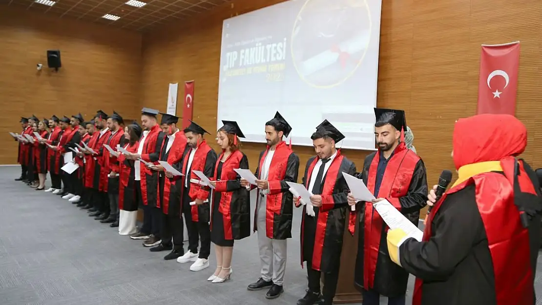 Siirt Eğitim ve Araştırma Hastanesi, 21 Yeni Hekim Kazandırdı