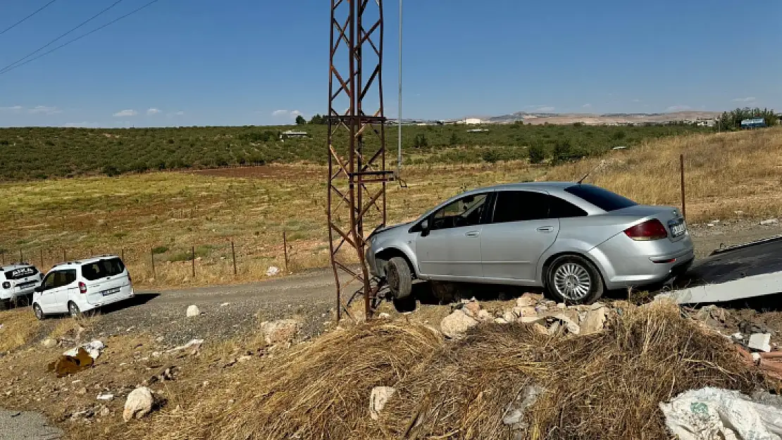 Siirt Gökçebağ'da Kontrolünü Kaybeden Otomobil Elektrik Direğine Çarptı!