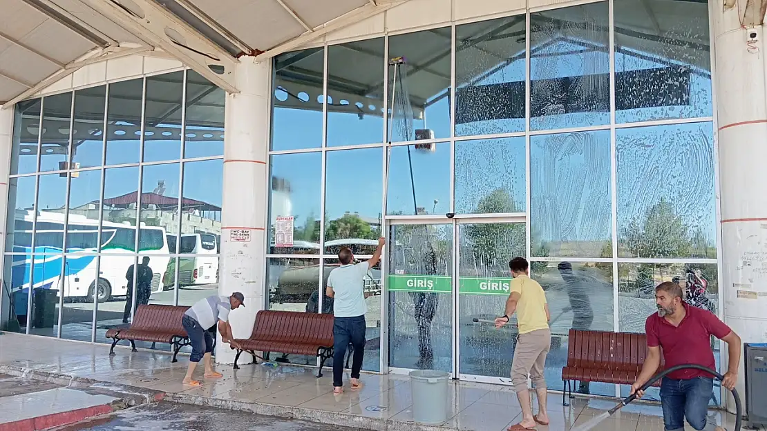 Siirt İl Otogarı'nda Kapsamlı Temizlik ve Bakım Çalışması Gerçekleştirildi