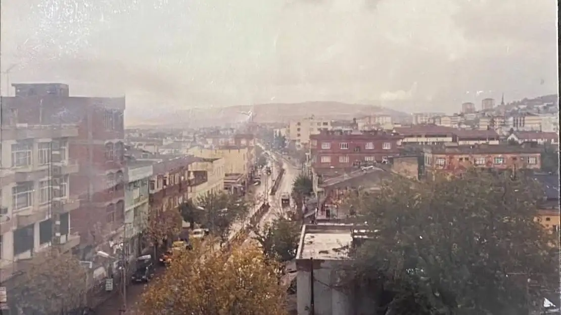 Siirt'in Eski Günlerinden Kareler: Güres Caddesi'nin Araç Trafiğine Açık Olduğu Dönemler