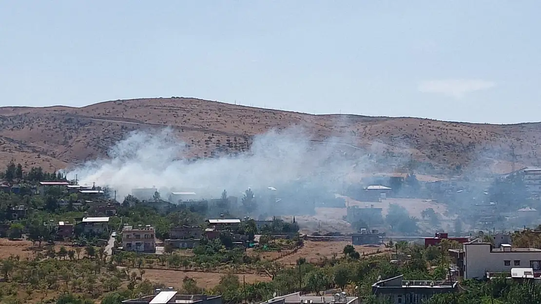 Siirt'in Gökçebağ Beldesinde Çıkan Yangına Müdahaleler Sürüyor