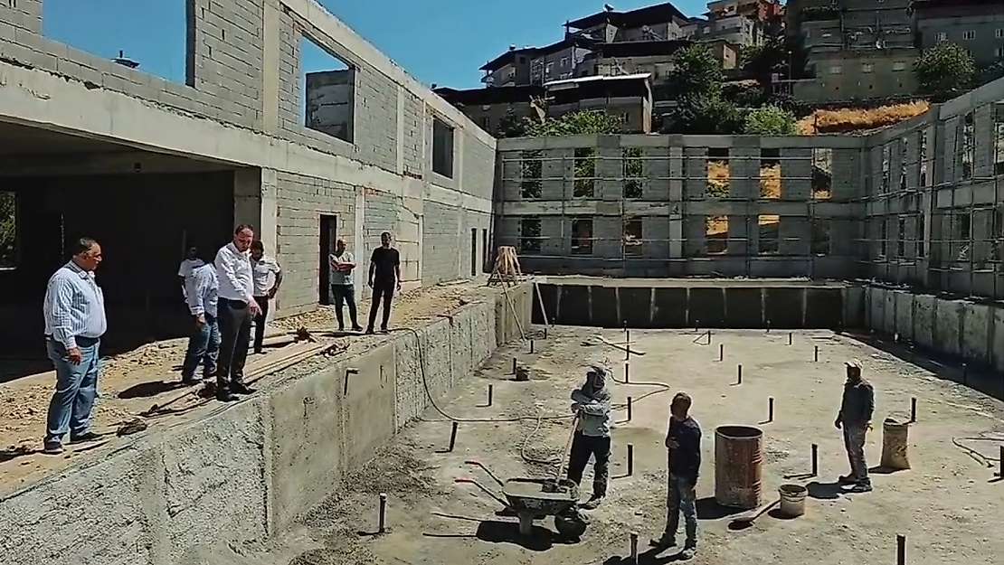 Siirt Pervari'de Yarı Olimpik Yüzme Havuzunda Çalışmalar Sürüyor
