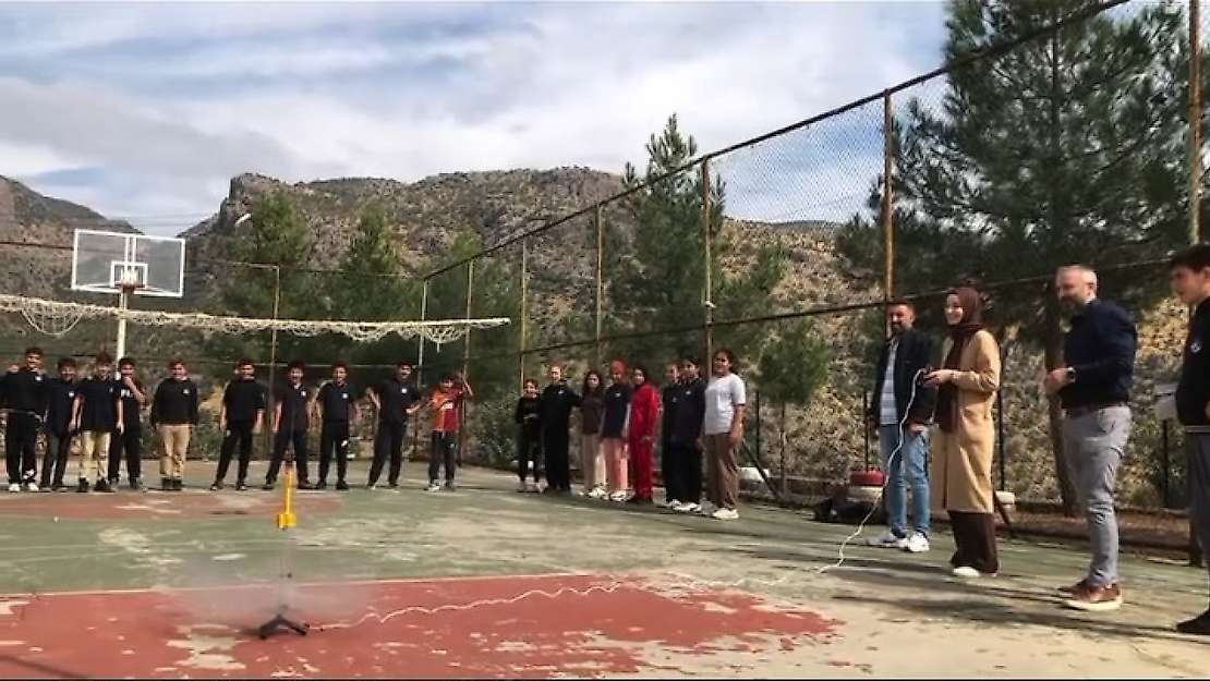 Siirt Şirvan'da öğrenciler uzay araştırmalarını roketle deneyimledi