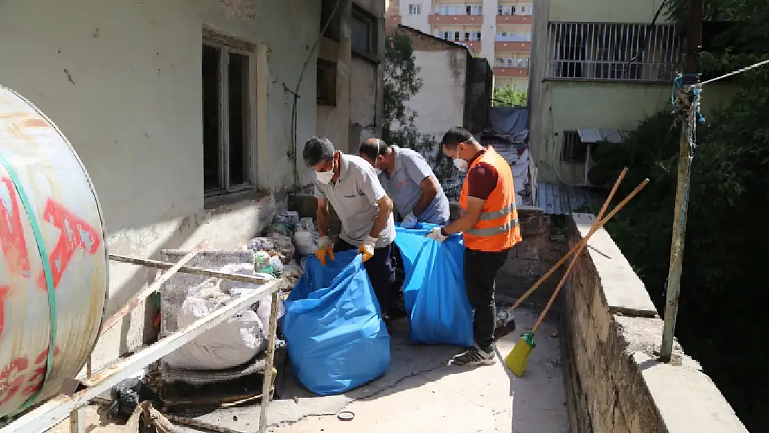 Siirt'te Çöp Evi Belediye Personelleri Temizledi!