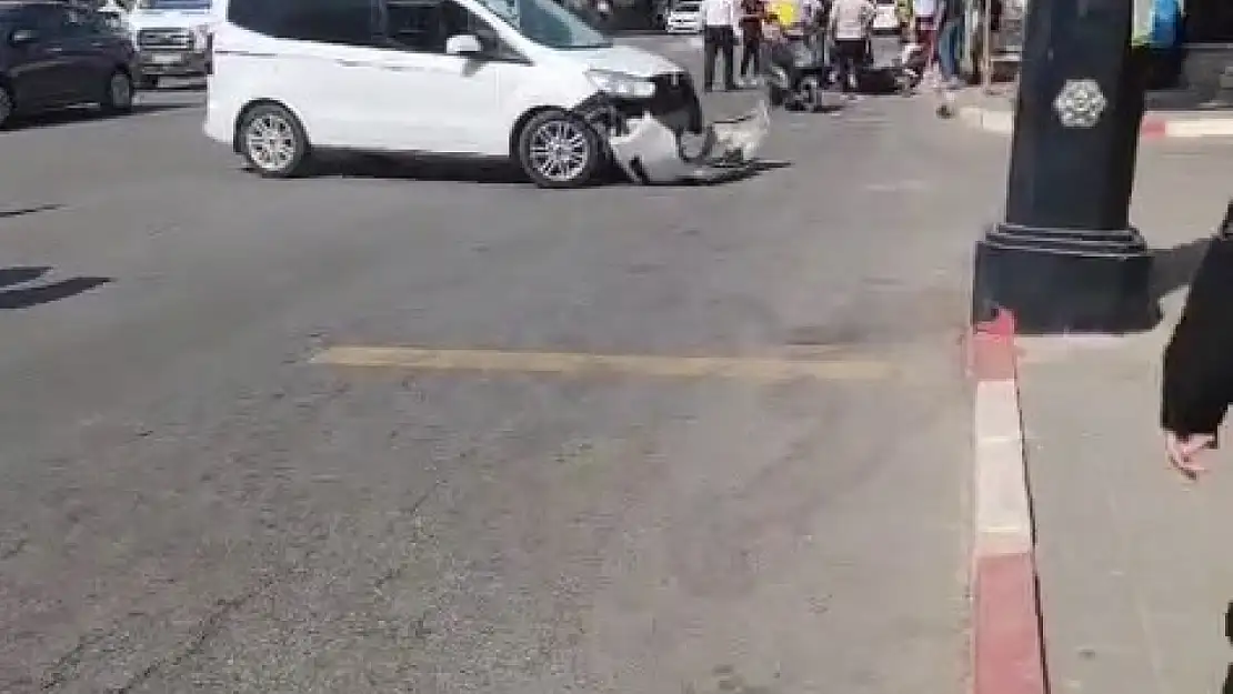 Siirt'te hafif ticari araç iki motosikletliye çarptı