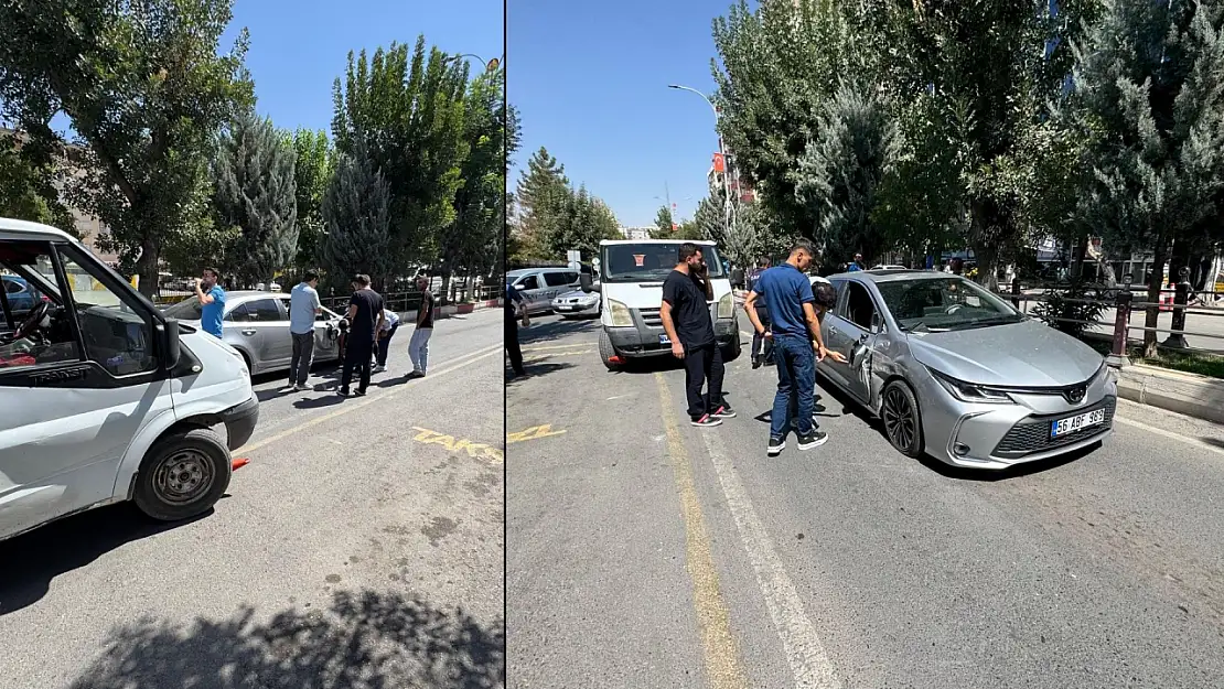 Siirt'te Maddi Hasarlı Kaza Trafiği Aksattı