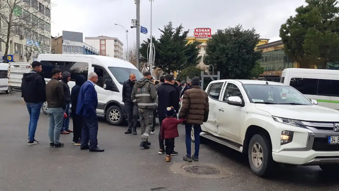 Siirt'te Minibüs İle Pikap Çarpıştı: Trafik Durma Noktasına Geldi