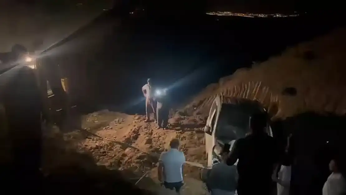Siirt'te Sürücünün Uyuyakalmasıyla Takla Atan Araç Devrildiği Yerden Çıkarıldı