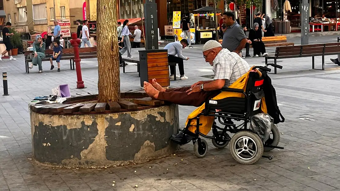 Siirt'te Yaşlı Adam Tüm Engellerine Rağmen Namazını Bırakmadı: O Anlar Kamerada