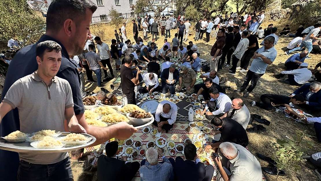 Siirt Tillo'da 500 Yıllık Gelenek Yaşatılıyor: Akyayla - Nepile Köyü'nde Büyük Ziyafet