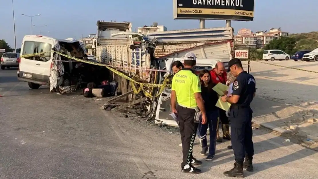 Siirtli Öğretmen Hayatını Kaybetti: Minibüs TIR'a Çarptı, 2 Ölü, 10 Yaralı