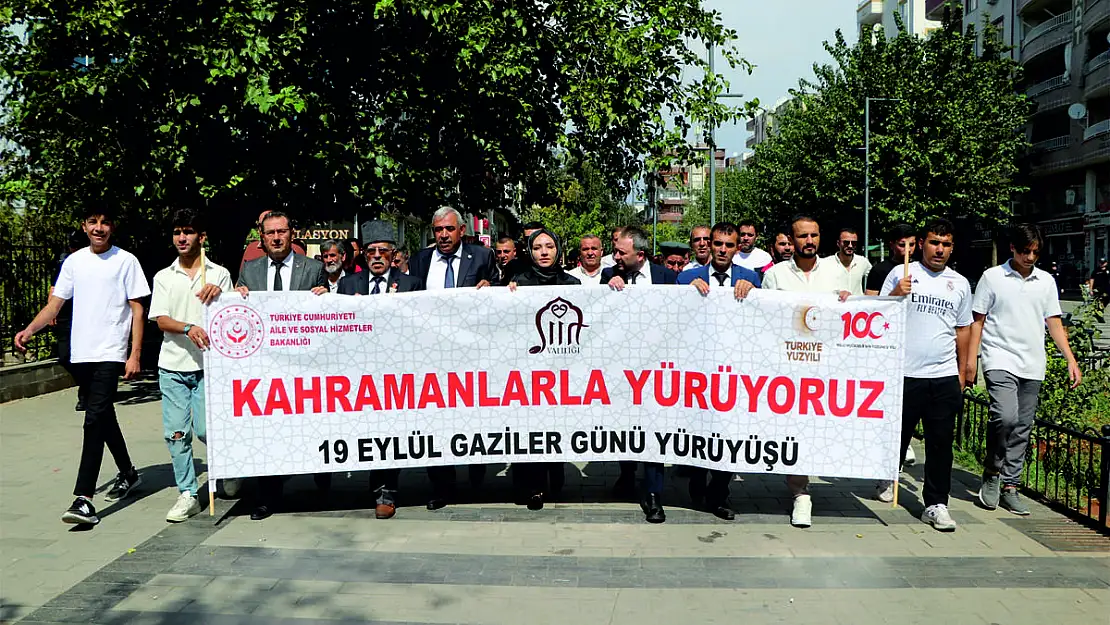 Siirt'te Gaziler Gününde Kahramanlarla Yürüyüş Yapıldı