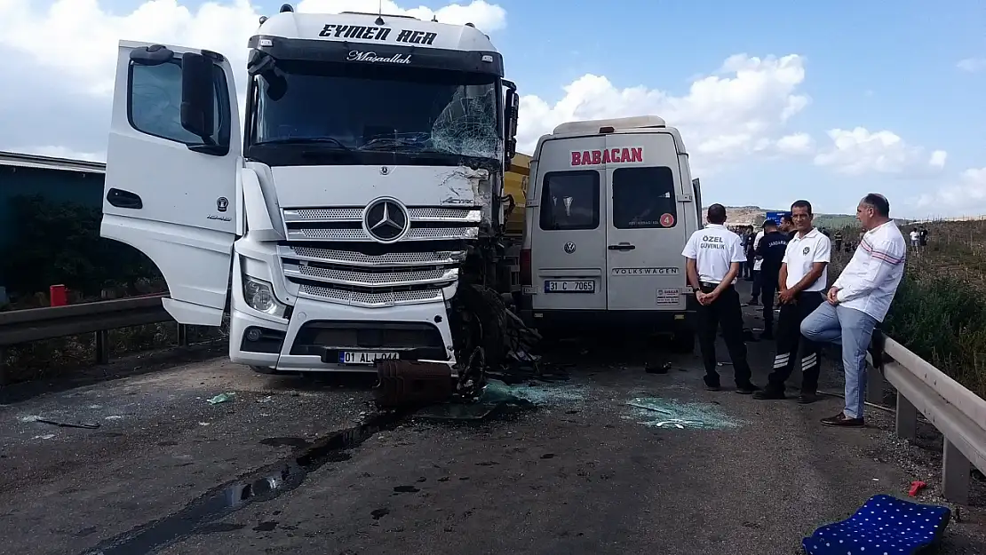 Son Dakika! Adana Ceyhan'da TIR ile Servis Çarpıştı! Çok Sayıda Ölü ve Yaralı Var