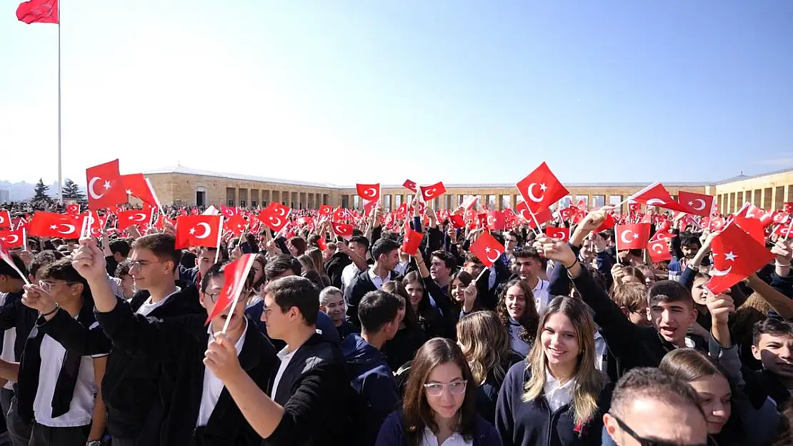 Türk Eğitim Derneği Ailesi, 10 Bin Kişilik Dev Bir Katılımla Cumhuriyet'in 100. Yılında Anıtkabir'i Ziyaret Etti