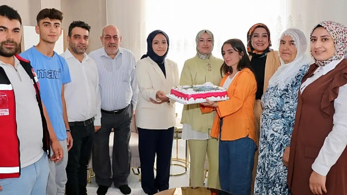 Vali Eşi Kızılkaya'dan Şehit Kızına Doğum Günü Sürprizi 