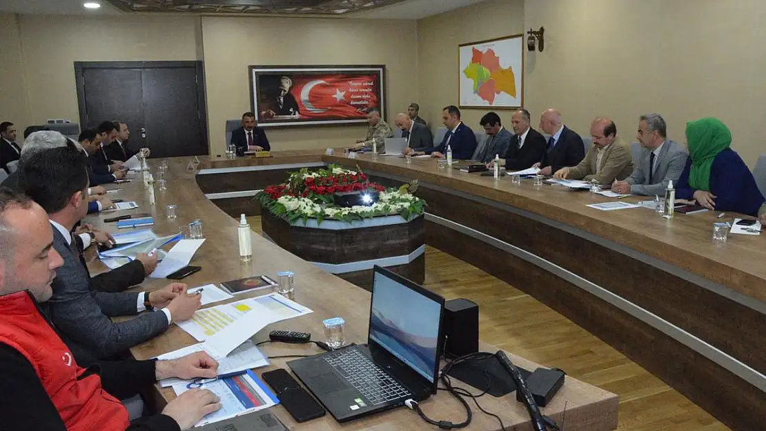 VALİ OSMAN HACIBEKTAŞOĞLU, BAŞKANLIĞINDA DEPREM BİLGİLENDİRME VE DEĞERLENDİRME TOPLANTISI YAPILDI