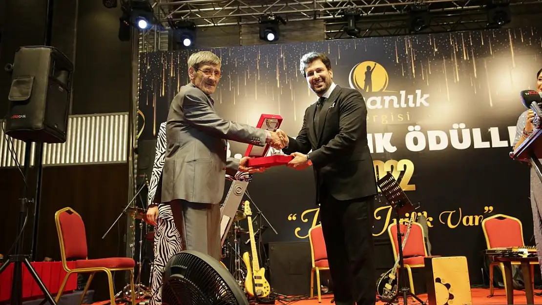 'YILIN İSTİHDAM ÖNCÜSÜ' ÖDÜLÜ İŞADAMI HEMŞERİMİZ FİKRET BAYDARMAN'A VERİLDİ