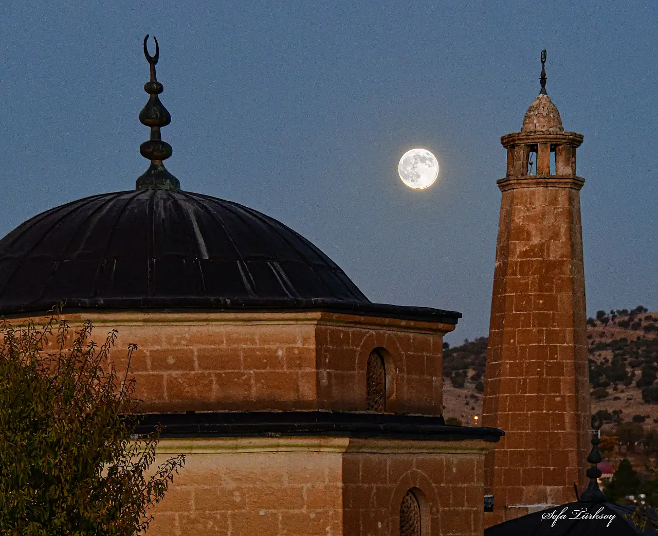 Siirt Tillo'da Kunduz Dolunayı Büyüledi: Sefa Türksoy'un Objektifinden Eşsiz Kareler