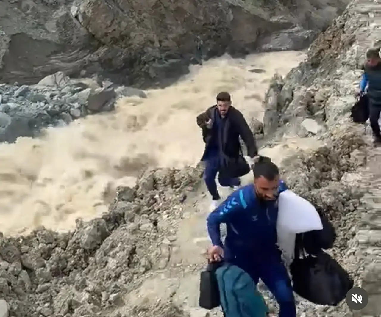 Hakkari Zapspor, Doğubayazıt Deplasmanına Yürüyerek Ulaştı: Yol Kapandı, Takım Çareyi Dağlık Arazide Buldu