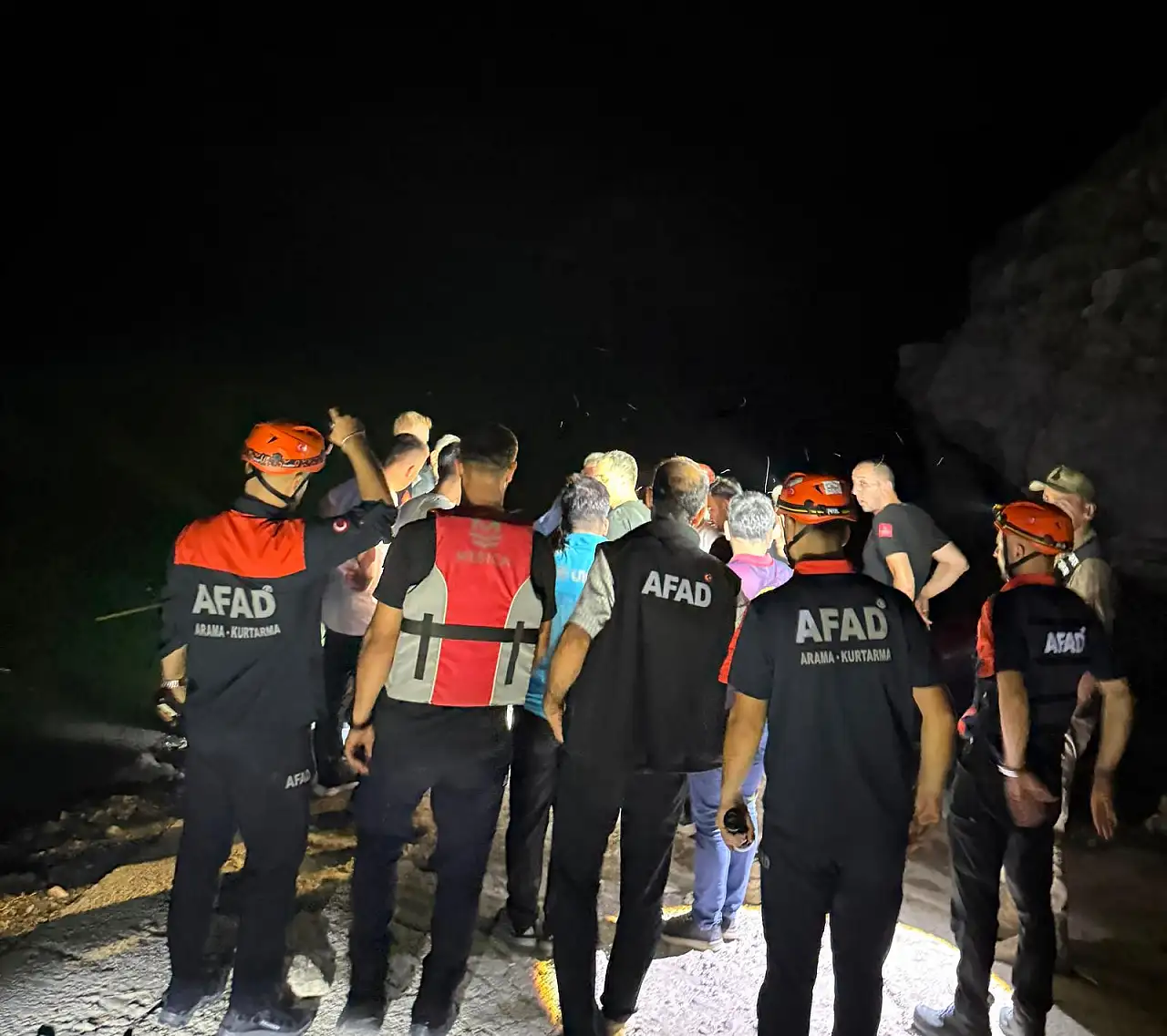 Siirt'te Botan Çayı'nda Çocuk Cesedi Bulundu: Kayıp Baba İçin Arama Çalışmaları Başlıyor