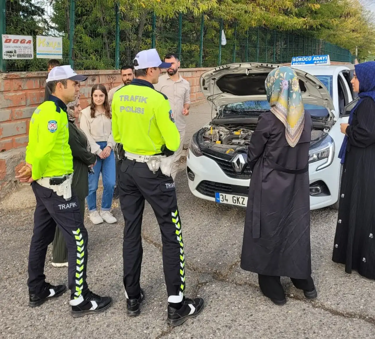 Siirt Emniyeti Sahada! Sürücü Adaylarını Trafik Güvenliği Konusunda Bilgilendirdiler