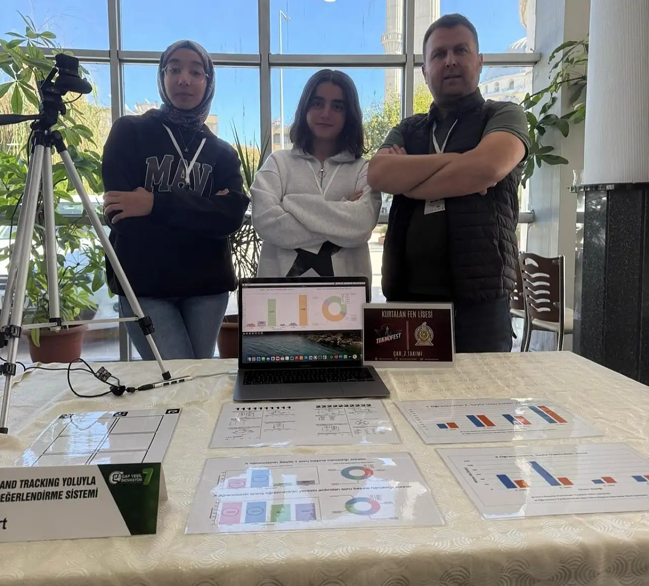 Kurtalan Fen Lisesi öğrencileri Yağmur İş ve Elif Ezgi Acar ise Fizik Öğretmeni Mustafa Buğday rehberliğinde oluşturdukları, TEKNOFEST İstanbul finalinde Türkiye 6.’sı olan “ÇAR_Z” takımıyla yarışmada yer aldı ve destek almaya hak kazandı.