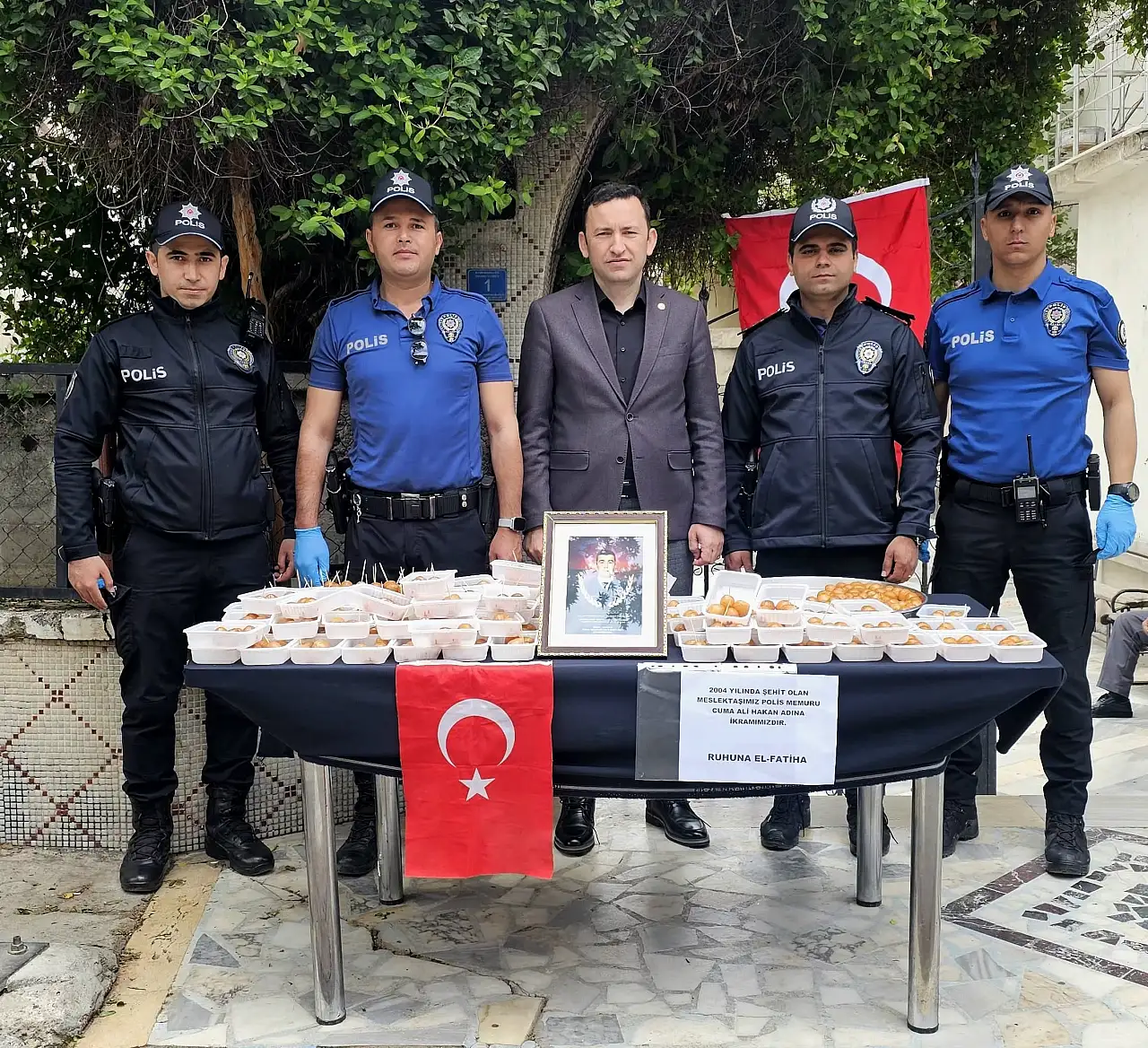 Pervari'de Şehit Polis Memuru Cuma Ali Hakan İçin Lokma Dağıtıldı
