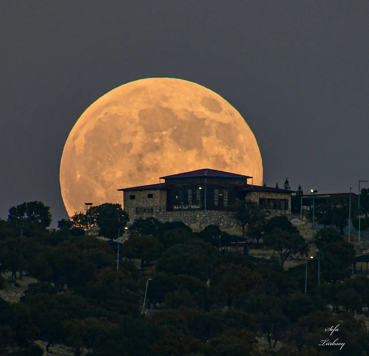 Siirt Tillo'da Kunduz Dolunayı Büyüledi: Sefa Türksoy'un Objektifinden Eşsiz Kareler