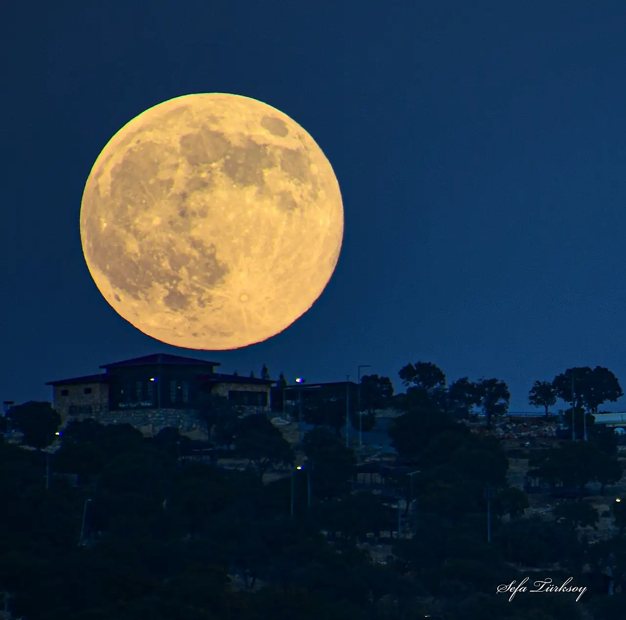 Siirt Tillo'da Kunduz Dolunayı Büyüledi: Sefa Türksoy'un Objektifinden Eşsiz Kareler