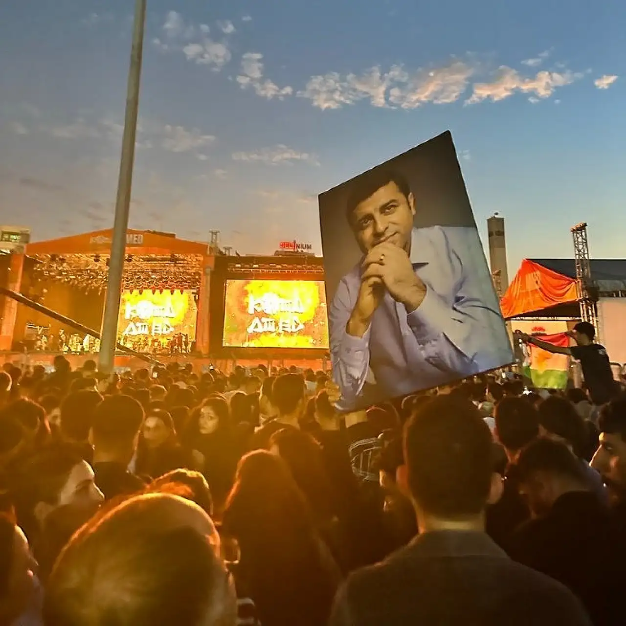 Koma Amed 30 Yıl Sonra Diyarbakır'da Sahneye Çıktı: On Binler Alanı Doldurdu