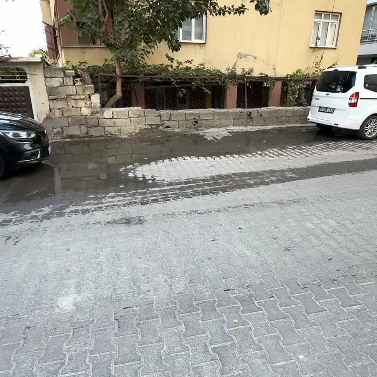 Siirt'te Mahalle Sakinleri Su Boşa Akıyor Diye Şikayetçi