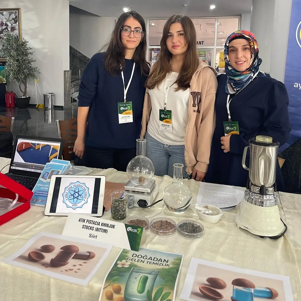 Siirt Türk Telekom Fen Lisesi öğrencileri Elif Latife Çevik ve Nubahar Zin Siğa, “Atık Pistacia khinjuk Stocks (Bıttım) Kabuklarından Su Temizleme Kapsüllerinin Üretimi” adlı projeleriyle birincilik ödülünü kazandı.