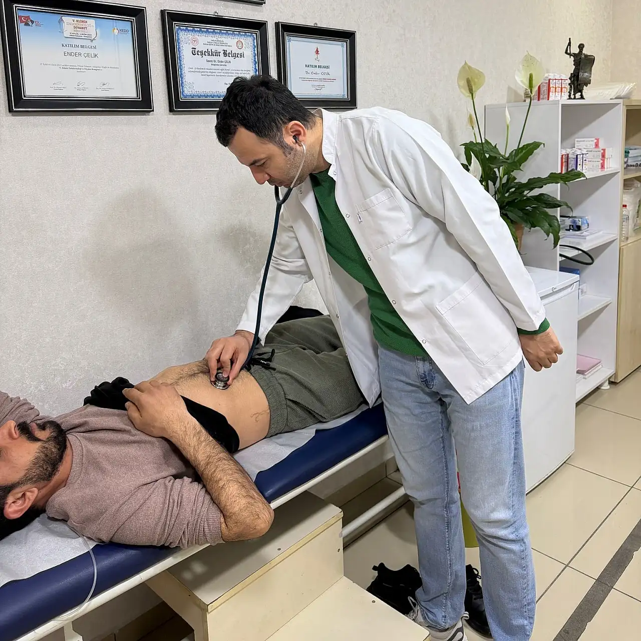 Uzm. Dr. Ender Çelik hastasını muayene ediyor
