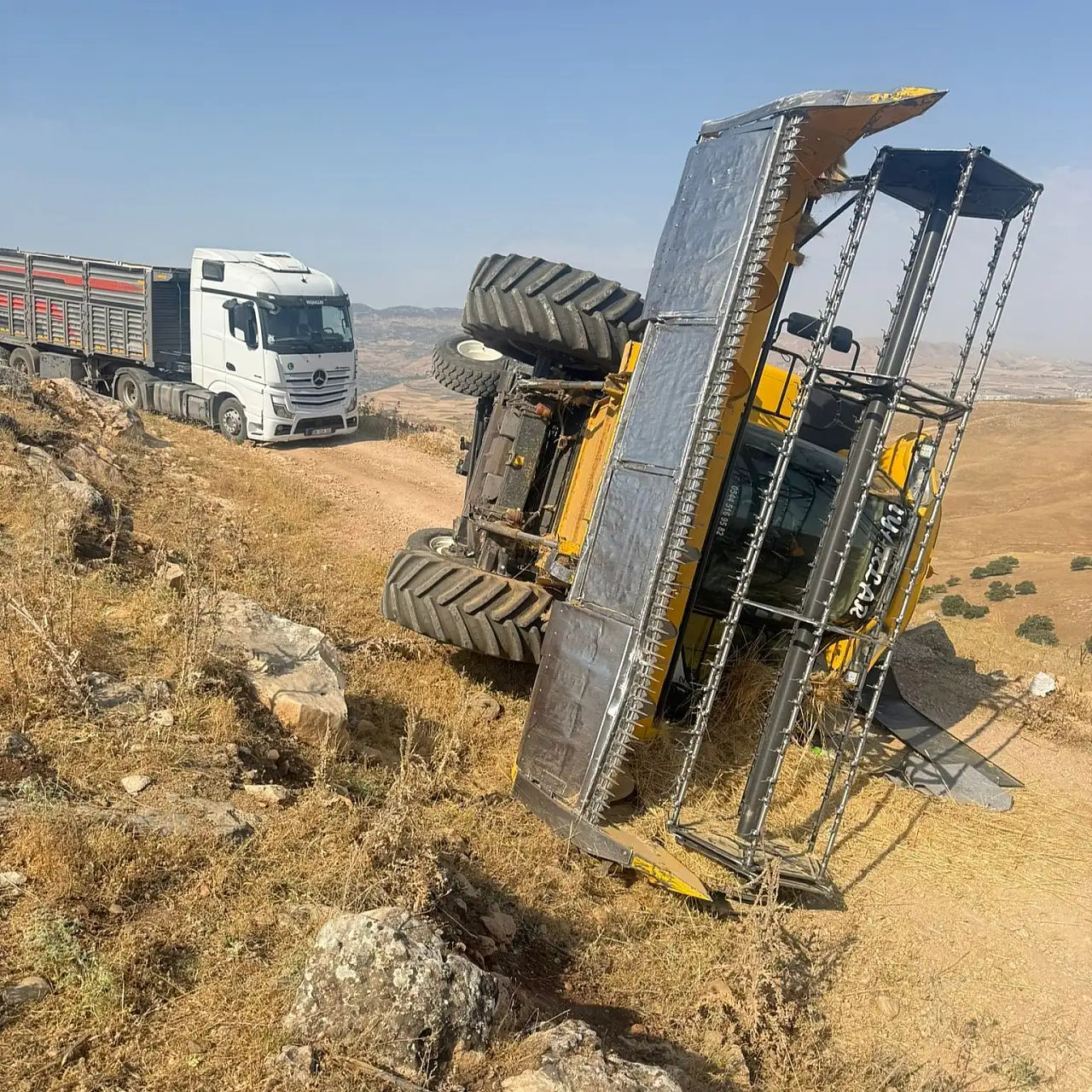 Siirt Kurtalan'da Biçerdöver Devrildi: Sürücü Kazayı Yara Almadan Atlattı