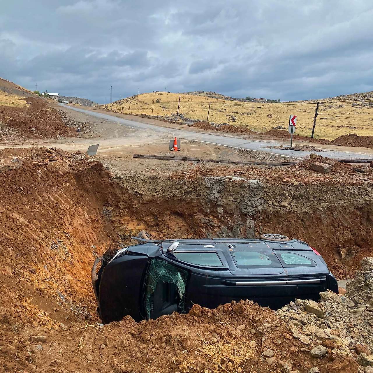 Siirt Pervari'de Menfez Çukuruna Düşen Araçta Anne ve Oğlu Yaralandı
