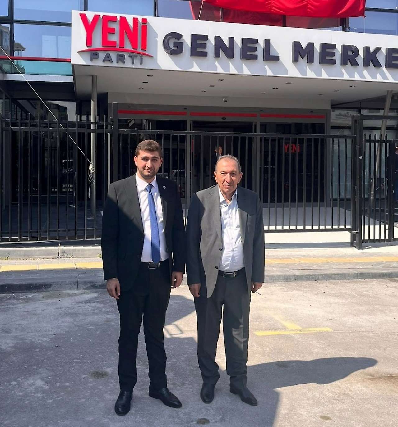 Yeni Parti Siirt Kurucu İl Başkanlığı görevine Can Bilek. Soldaki