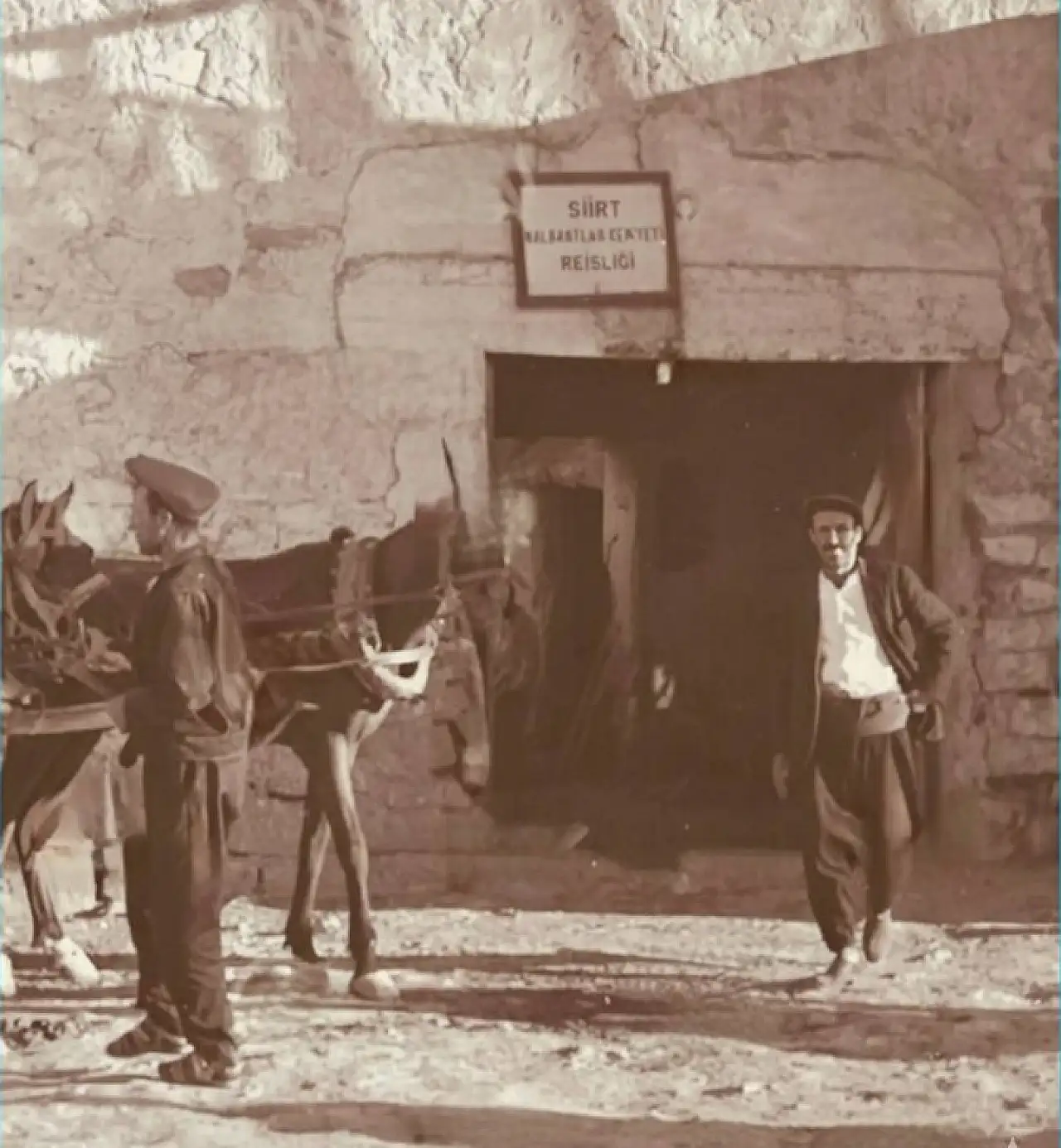 Siirt Nalbantlar Cemiyeti Reisliği önünde çekilmiş kare