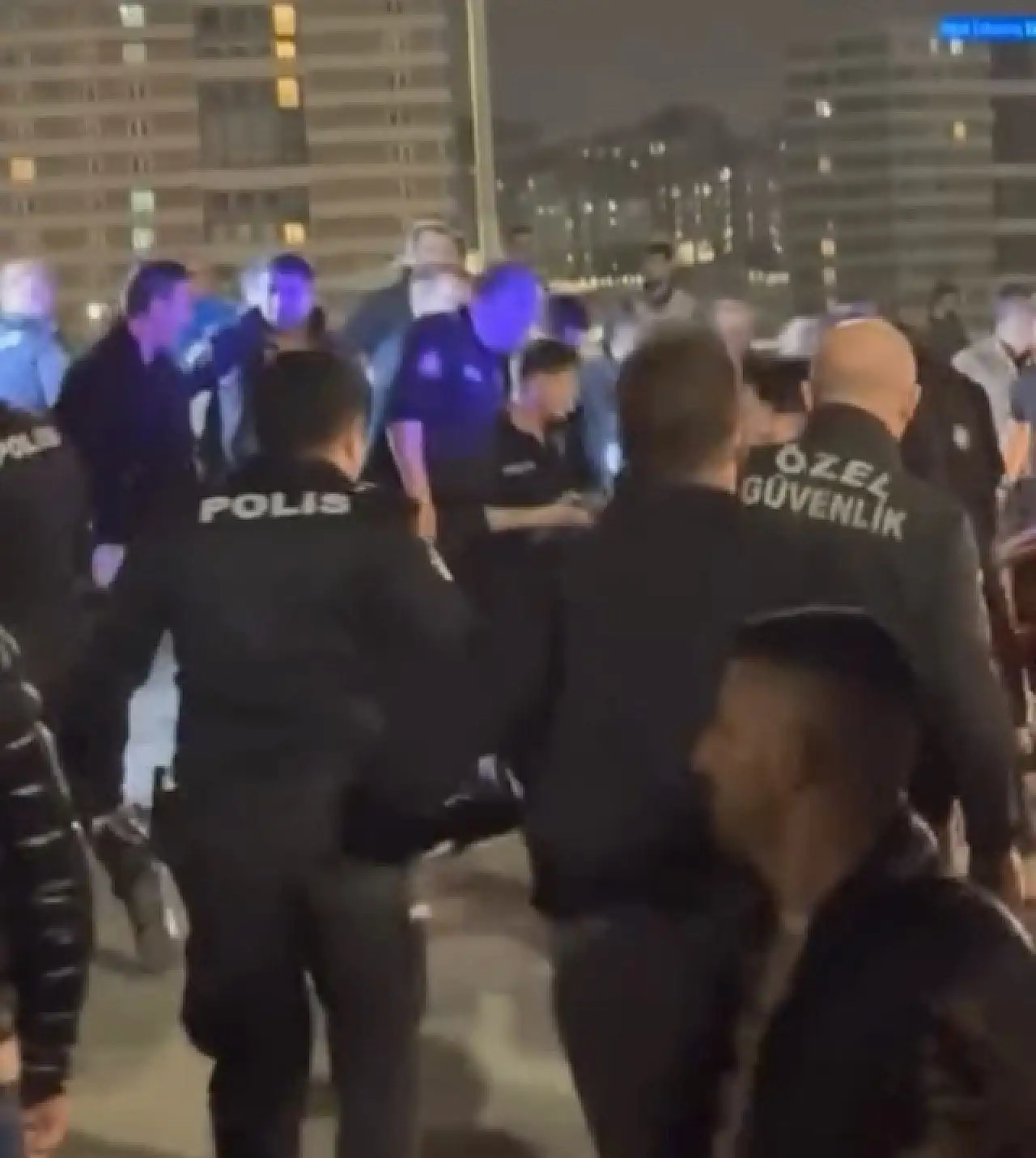İstanbul Bayrampaşa Hali'nde Siirtli ve Karslı Gruplar Arasında Bıçaklı Kavga: 12 Polis Yaralandı, 7 Kişi Gözaltında