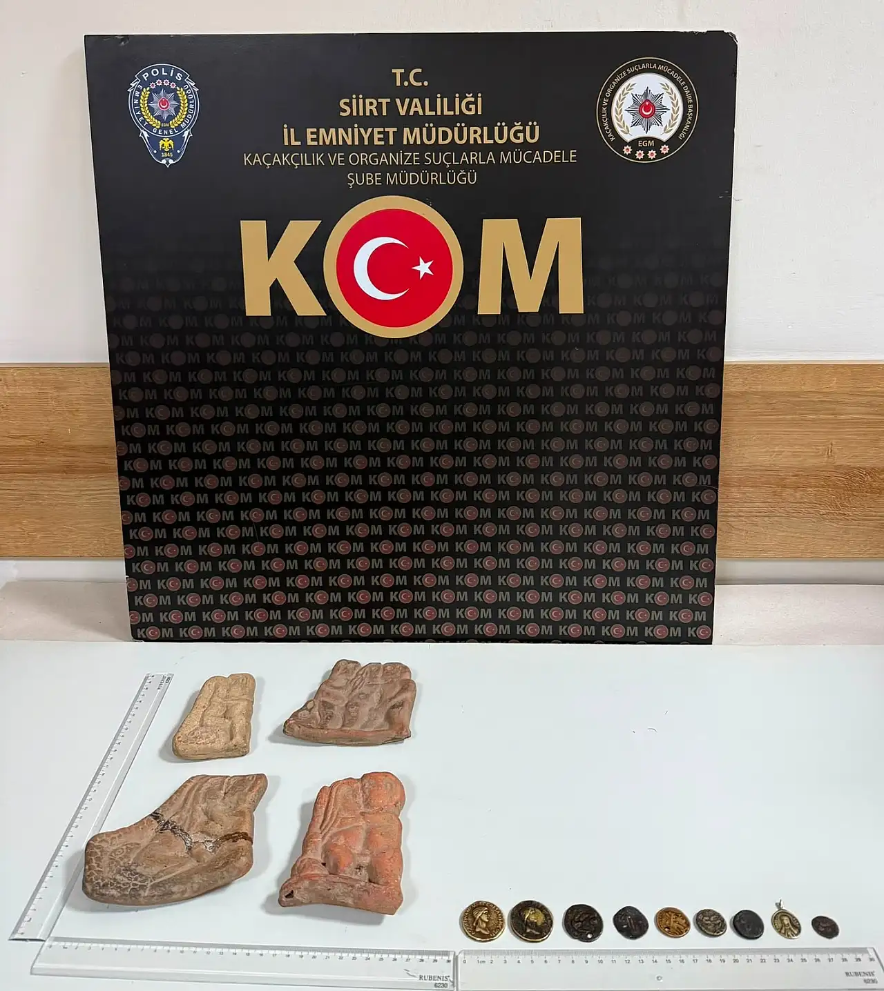Siirt'te Asayiş Uygulamalarında 45 Kişi Gözaltına Alındı ,Tarihi Eser ve Uyuşturucu Ele Geçirildi