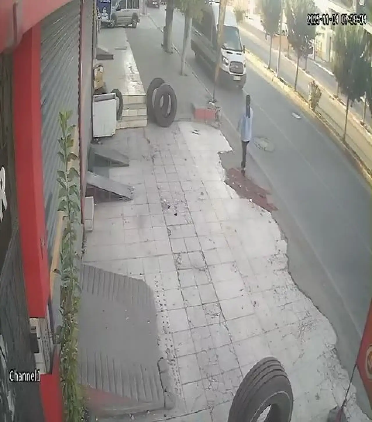 Siirt'te polis otosunun çarptığı genç kadın ağır yaralandı: O anlar kamerada