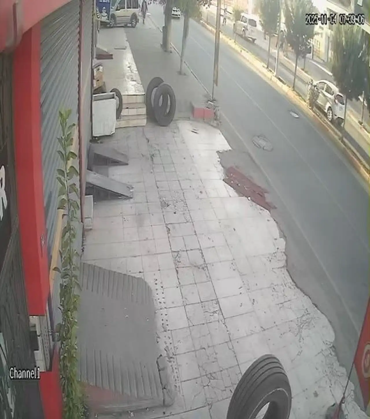 Siirt'te polis otosunun çarptığı genç kadın ağır yaralandı: O anlar kamerada