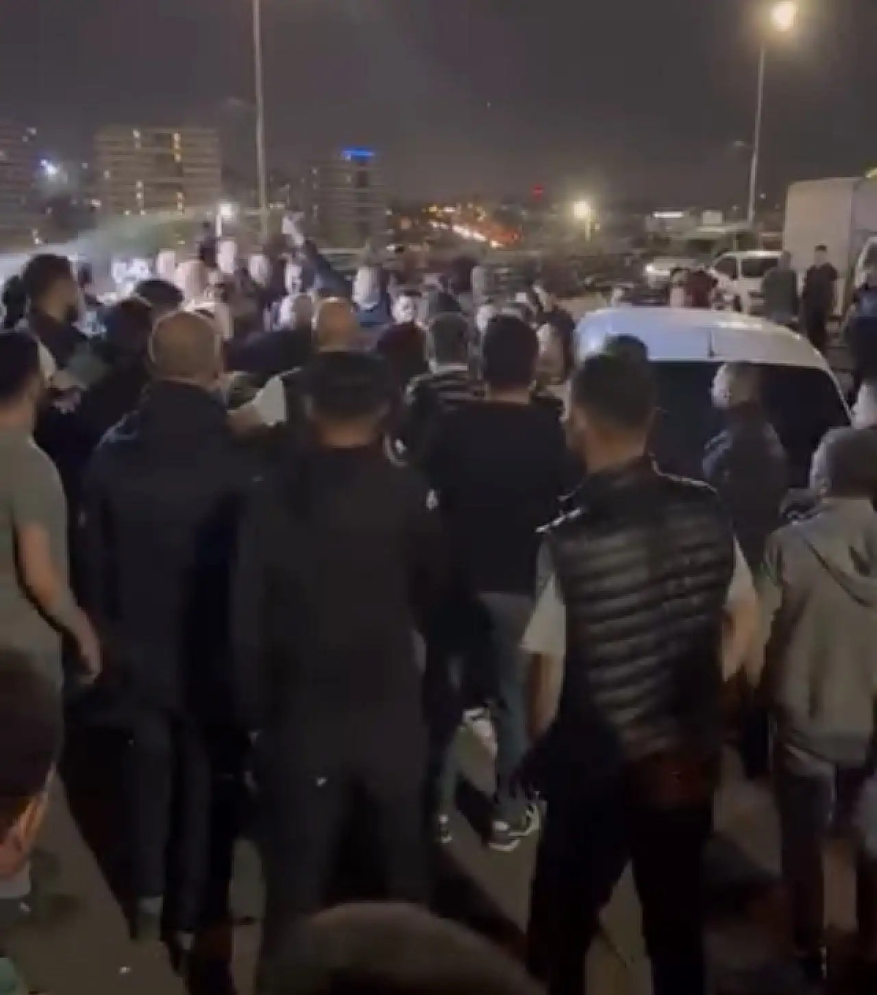 İstanbul Bayrampaşa Hali'nde Siirtli ve Karslı Gruplar Arasında Bıçaklı Kavga: 12 Polis Yaralandı, 7 Kişi Gözaltında